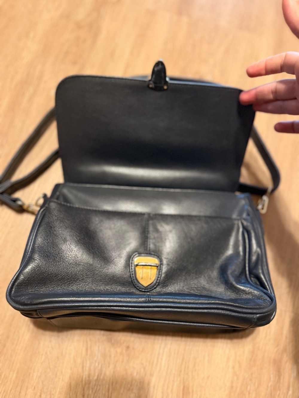 Valenti Vintage Leather Classic Black Crossbody Bag with Gold Hardware - Picture 2 of 9